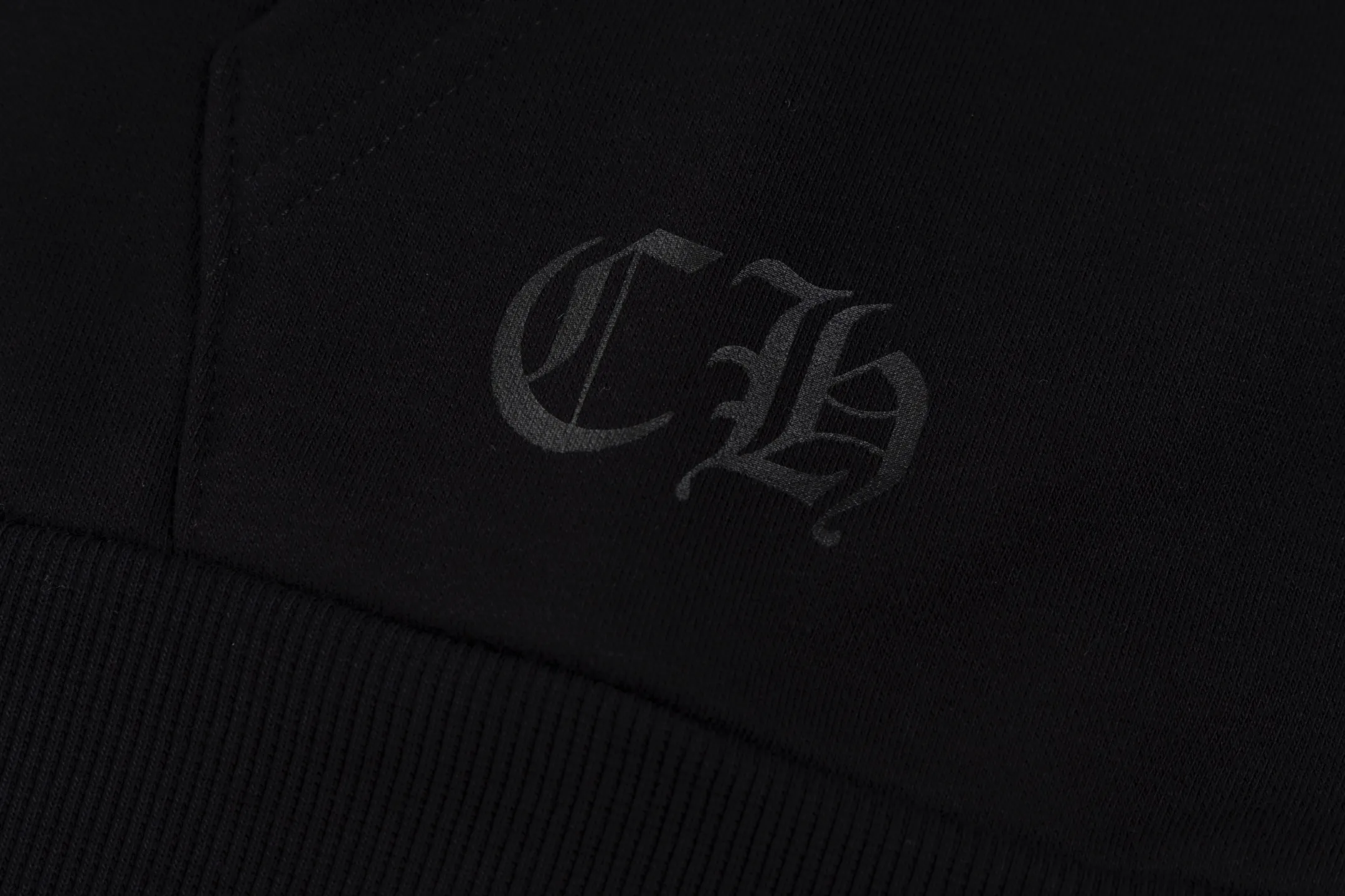 P480 Exclusive supply] CH Crow Heart Deadly Doll co-branded hooded jacket. The fabric is made of 420 grams of high-quality thin velvet thick fish scale fabric, bringing a comfortable wearing experience. The fabric has been professionally brushed and washed to give the clothing a soft, skin-friendly feel. The printed pattern on the sweatshirt strictly follows the original design and uses hand-made glue printing technology to ensure that the pattern is clear and lasting. The zipper part is specially made of real antique silver and has been carefully aged. The zipper head is sprayed with silver to create a retro texture. The whole body has been shaped to keep the shape crisp. This sweatshirt strives for excellence in craftsmanship and reflects high-end quality from fabric selection to detail processing. It not only retains the street fashion sense, but also incorporates Chrome Hearts' iconic luxury elements. It is an ideal choice for fashion lovers who pursue individuality and quality. Size:S/M/L